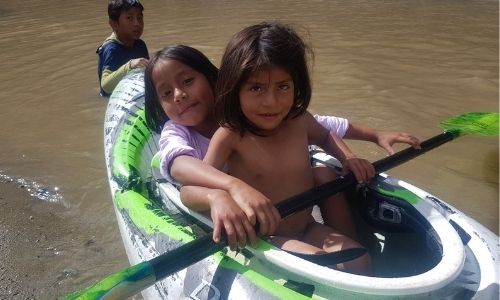 Enfants d'équateur sur kayak, Nuevo Mundo, Équateur, Jatunyacu
