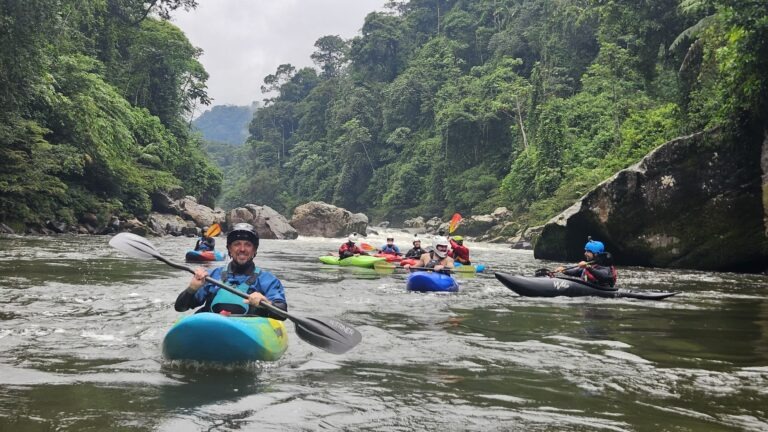 Multi-day-guided-kayak-ecuador, Kayakers on rivers