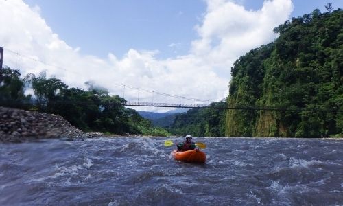 Rivière Jatunyacu, kayakiste en descente de rivière, Nuevo Mundo