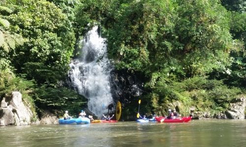 Kayakiste sur la rivière Jondachi près d'une chute, Équateur