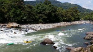 Paisaje del río Quijos, Ecuador, Kayakista guiado por Nuevo Mundo